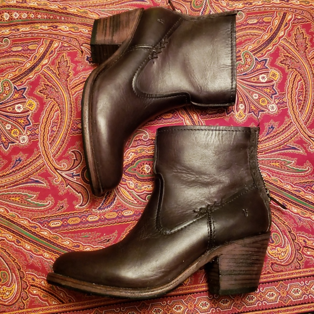 Leslie Artisan short Frye ankle bootie